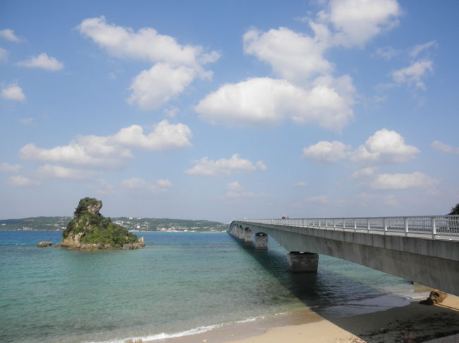 ワルミ大橋から古宇利島はすぐでした。<br /><br />これは渡る前に車を止めて撮影。<br /><br />綺麗…きれ〜！！！！<br />めちゃくちゃテンションあがりました！！！<br />日本にこんなところがあるなんて…<br /><br />海がすごく綺麗で。<br />グラデーションが…<br />感動しました…<br /><br />日本の他の県の海とは全然違う。<br />しばしボー然でした。