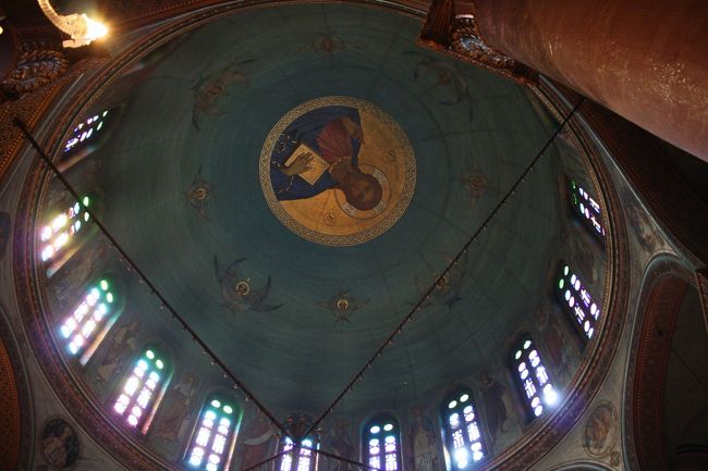ドームの裏側にも、いかにもギリシャ正教といった感じのイエスのイコンが描かれていました。