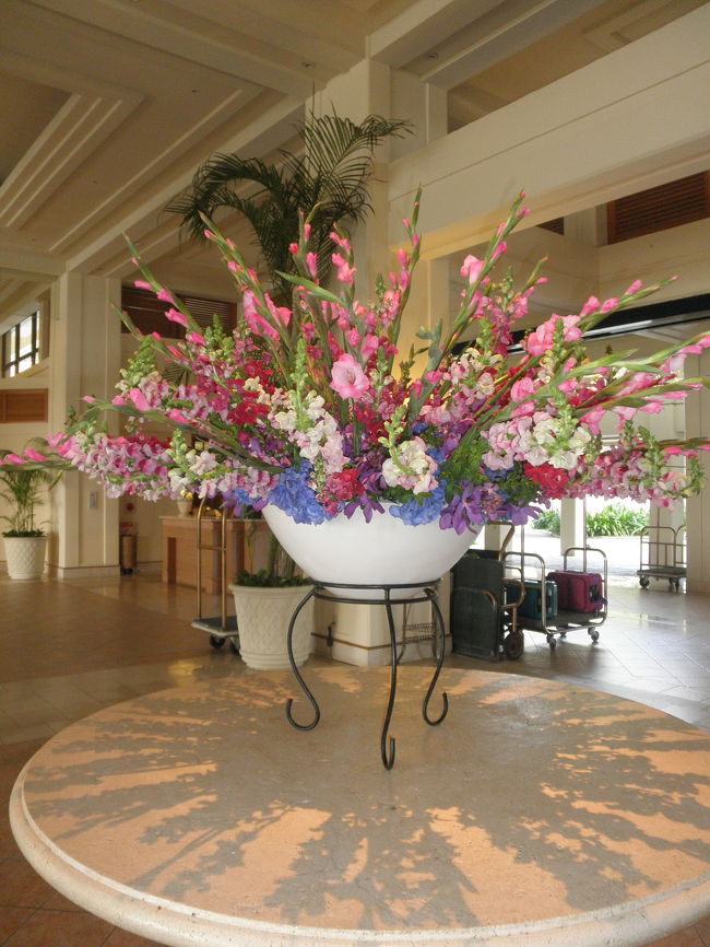 次の目的地へ向かうときロビーでパチリ。<br /><br /><br />このとき、ホテルの方に夕食にタコライスを食べたいのですがオススメは？と訪ねたら、キングタコスを勧められて。<br />ナビには表示されないという事で、地図を書いてくださったり、近くのナビに表示されるポイントを教えてくれたり…<br />違う事に行く時に役立つかもって言う事でクーポン雑誌くれたり。。<br />とにかく笑顔ですべて対応してくださって、ほんとに素晴らしいホテルだと思いました。<br /><br />