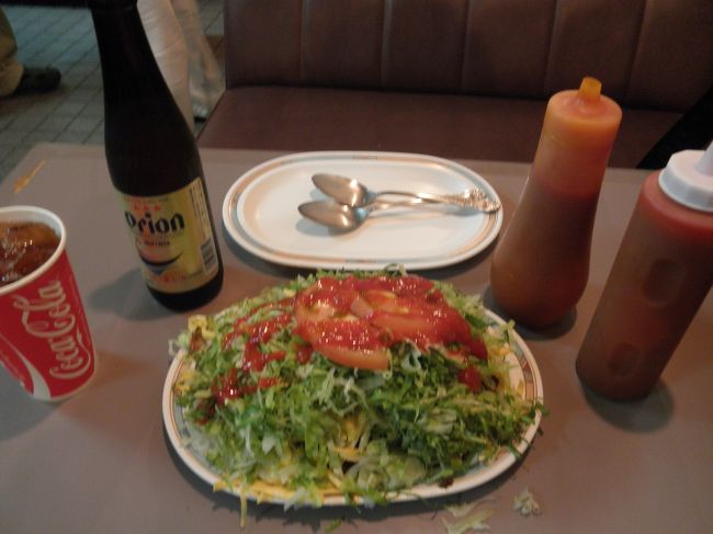 こちらがオーダーしたタコライス野菜、チーズありです。<br />これで600円です。<br />安っ！！！！<br />迷っていたら、お店の方が量が結構あるからとりあえず一つにしたら？？と教えてくれたのでとりあえず一つにしました。<br /><br />二人で一つで十分です！！ものすごい量！！！<br />写真だと分かりにくいと思うんですが、高さがあるのでボリュームがかなりあるんです。<br /><br />ソースはケチャップか辛めのチリソース。<br />私たちは初めは二つかけたんですが、最終的にはチリソースのみかけてました（笑）辛いの好きなので…<br /><br />これ、美味しいです！！！<br />安くて美味しい！！辛さがたまらないんです。<br />オリオンビールは300円だったかな。ウーロン茶は100円でした。<br /><br />この日は私は助手席だったので初☆オリオンビール。<br />思ったより、飲みやすいビール！！<br /><br />安くて美味しくて…いいお店教えてもらいました！