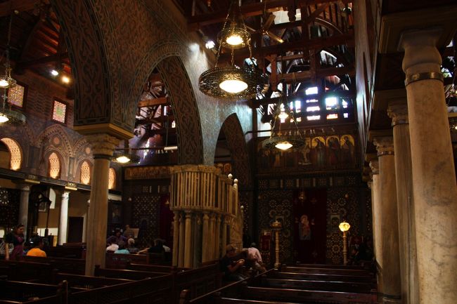 建物の内部に入ってみました。<br /><br />この教会は天井や柱などから一目で分かるように木造で、建築当時の意匠を残す文化的にも貴重な建築物となっています。<br /><br />壁やアーチはアラビアチックな細密紋様や木彫り、象眼細工で装飾されており、ヨーロッパで見られる一般的な教会とは似ているようで異なる独特の雰囲気を醸し出しています。<br /><br />天井はあたかも舟底のように木が組まれていますが、これはノアの箱舟をイメージしたものだそうです。<br /><br />中央に見える説教壇は1100年頃に大理石を使ってつくられたもので、その先に見える祭壇は全部で３つあり、真ん中がイコンに表されているように聖母マリアの祭壇となっています。