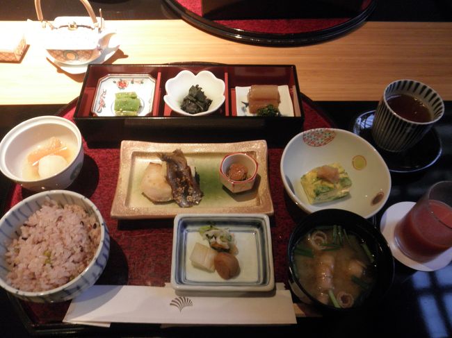 ご飯はおかゆ、白米、五穀米から選べます。<br />私は五穀米を選択。（十六穀米かも；）<br />ご飯とお味噌汁はおかわりできます☆<br /><br />魚の焼き加減も、味付けもよくてとっても美味しかったです！<br /><br />このあと、ホテルの朝市で海ぶどうなど購入しました。<br />朝市は毎日7時から開催されています。