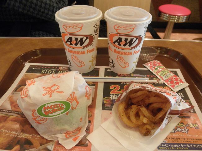 平和祈念公園を後にし、アウトレットやDFSを回って空港へ。<br /><br />空港で最後お土産を買って、沖縄最後の食事です<br />A&amp;Wでモッツァバーガーとカーリーフライのセットを二人で頼みました。<br />モッツァバーガーはオススメという事だけあって美味しかった〜<br /><br />私の兄オススメのJEFは結局見つける事ができませんでした（笑）