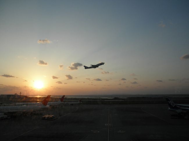 少し時間があったので、飛行機が飛ぶのを見ていました。<br /><br />この旅行で初めて綺麗なサンセットを見る事ができました♪<br /><br />初めての沖縄、私は肉が食べれないんで食事の面でかなり不安だったんですが、全然大丈夫でした！<br />北海道には結構行っているんですが、北海道とは違った良さがあるところだなと感じました。<br />もう少し若い頃に沖縄へ行くべきだったなぁ…<br /><br />次回は来年か再来年！？<br />また行きます！