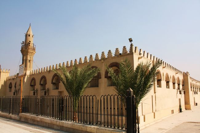 なかなかタクシーが見つからないのでスーク・フスタートの北にあるガーマ・アムルへも来てしまいました。<br /><br />ガーマ・アムルの名は、６４１年にこの地を征服したアラブ軍の総司令官アムル・イブン・アル・アースに由来しており、ここに軍事都市フスタートを築いた際、あわせてつくられたアフリカで最初のモスクということになっています。<br /><br />現在の建物は１３世紀以降に再建されたもので、初期アラブ型の多柱モスク（ただしエジプト伝統の石造り文化に回帰し、レンガ造りの角柱ではなく石造りの円柱）となっており、“エジプトに現存する最古のモスク”の座は、先ほど見学したガーマ・アフマド・イブン・トゥールーン（エジプト紀行（６）参照）に譲っています。<br /><br />ここでようやくタクシーを捕まえ、ギザのホテルへ戻ります。