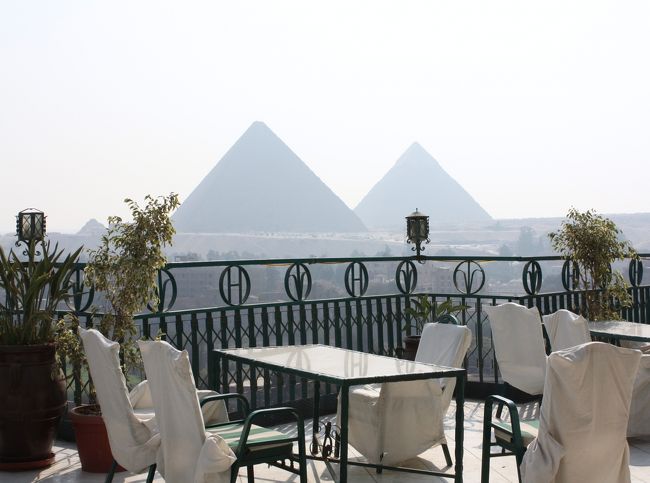 約束通り、現地の旅行会社のアシスタントが空港への送迎のためホテルに迎えに来てくれましたが、まだ少し時間があったので、最後にホテルの屋上に昇ってピラミッドの姿を目に焼き付けました。<br /><br />改めて見てもきれいな三角形です。<br /><br /><br />空港に行くのにわざわざ反対側のギザのホテルまで戻ってきて、時間的にはかなりのロスでしたが、この景色を見られただけよしとしましょう。