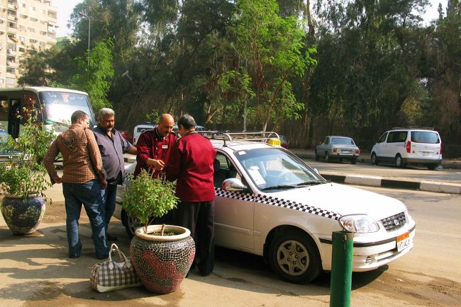 散々悩まされたタクシーも記念にパチリ。<br /><br />白地に市松模様のラインの入ったカイロで最もよく見かけるこのタクシーは、車種としてはＨＹＵＮＤＡＩが多いようです。<br /><br />ドライバーは“MADE IN JAPAN , VERY GOOD！”とよく日本人をおだてるのに（笑）。