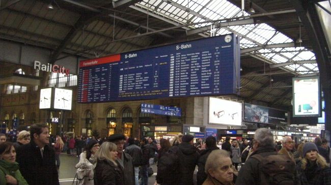 ﾁｭｰﾘｯﾋ中央駅構内です。クリスマスなので人混みでいっぱいです。