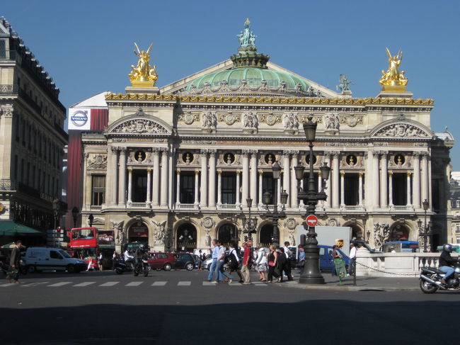 空港からパリ市外へはロワシーバスでオペラ座まで向かいました。<br />ホテルがオペラ座の近くだったから使用しました。空港でバスのチケットを買うのにとても苦労してしまい、どうしようかと思ったのですが、買えなかった人たちが多数いました。社内でも飼えるようです。