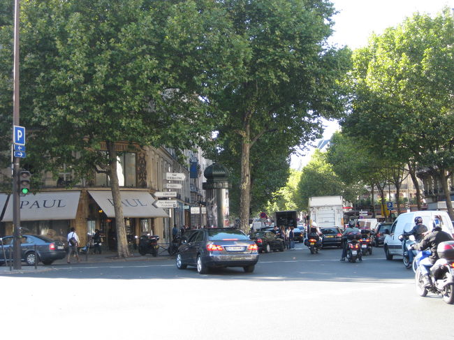 お昼ごはんの後に、エッフェル塔に向けて歩きます。<br />天気がよく気持ちよいです。