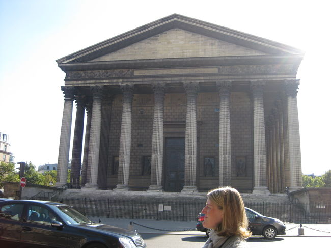 マドレーヌ寺院の裏？ですかね。<br />フォションがある側です。