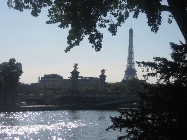 ずんずん歩くとエッフェル塔がまじかになってきます。