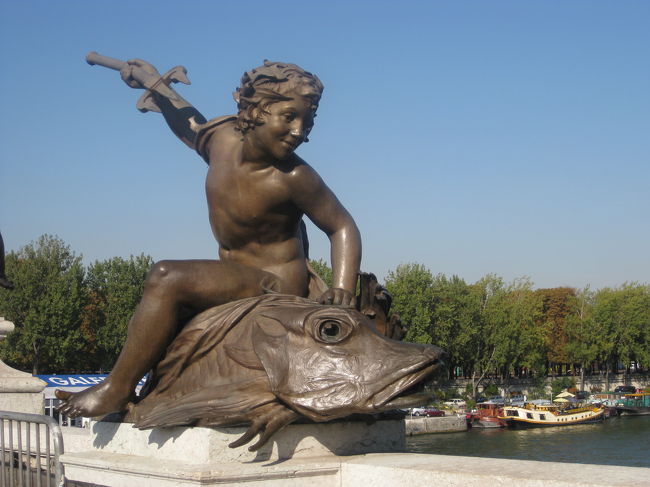 アレキサンドル三世橋は、芸術的です。