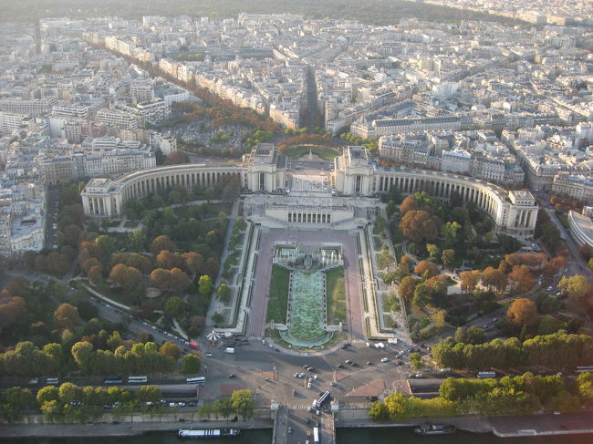 エッフェル塔の一番上から見るシャイヨー宮です。