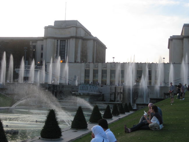 シャイヨー宮です。<br />夕暮れにピクニックしている人たちがいっぱいいます。