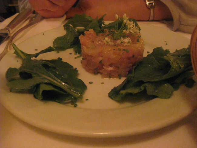 おそらくイサキのタルタルです。<br />フランス語のメニューしかなかったため、お店のかっこいいお兄さまが<br />英訳してくださったのですが、はっきりと日本語で「サバ」といったんですよねえ。<br />たぶんイサキです。<br />これもチョー美味です！