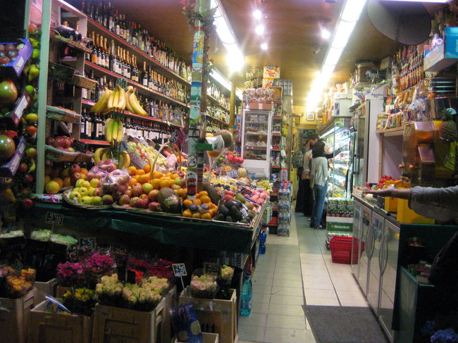 ホテルの帰り道のお店です。<br />野菜や果物が陳列されています。