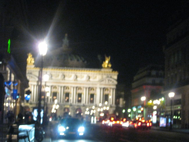 夜のオペラ座です。<br />本日歩いた距離は約14キロです。<br />この日はホテルに帰って、先ほどのお店で購入した赤ワインを飲みました。<br />明日は、モンサンミシェルです。<br />続きはモンサンミシェル編で！
