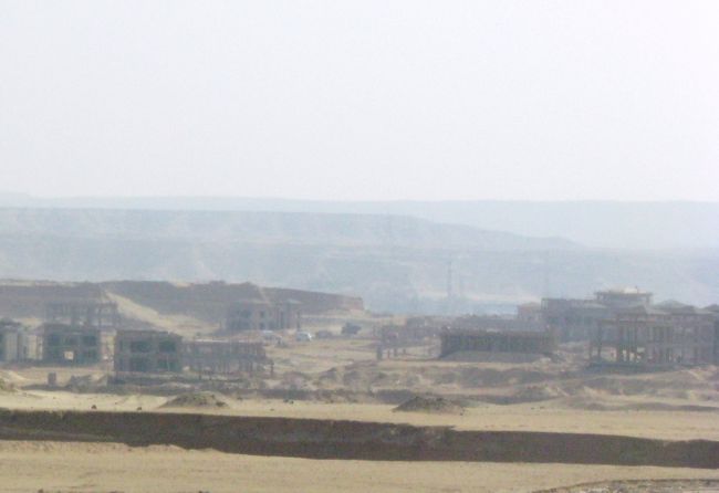 車は郊外の道路をとばしていきます。<br /><br />こんな土色の荒野ですが、向こうでは何やら家を建設しているようです。<br /><br />既存の市街地ではもう土地がないからこんなところも開発してしまうんですね。<br /><br />まさに本当の意味での宅地造成事業です。<br /><br />砂漠の民はこんなふうにして土地を開拓してきたのかと改めてその力、執念に恐れ入ります。