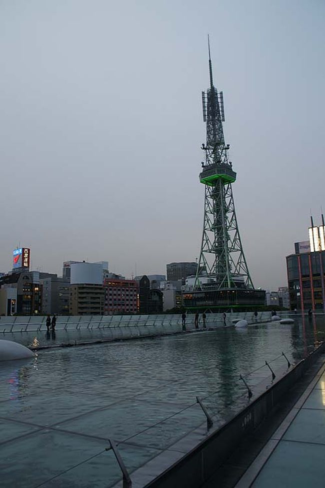 ●テレビ塔＠オアシス21から<br /><br />曇っているので、非常に暗い夕暮れになりました。<br />テレビ塔にも緑色の照明がつきました。