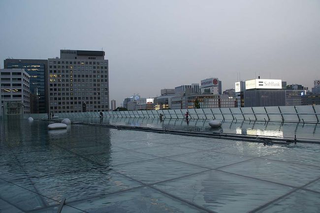 ●水の宇宙船＠オアシス21<br /><br />ぽつぽつ歩いている人がいます。<br />水の宇宙船、ちょっと寒々と見えます。