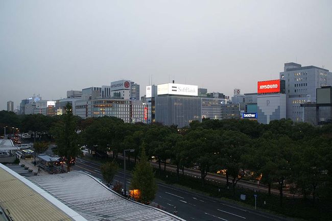 ●栄の街並み＠オアシス21から<br /><br />街に灯りがともり始めました。<br />ソフトバンクの白い看板が非常に目立ちます。