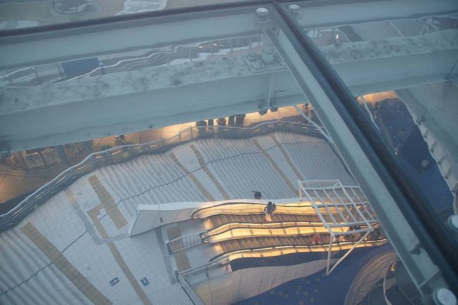 ●水の宇宙船からオアシス21<br /><br />オアシス21の中が見えます。<br />水でエスカレーターや階段が曲がっています。