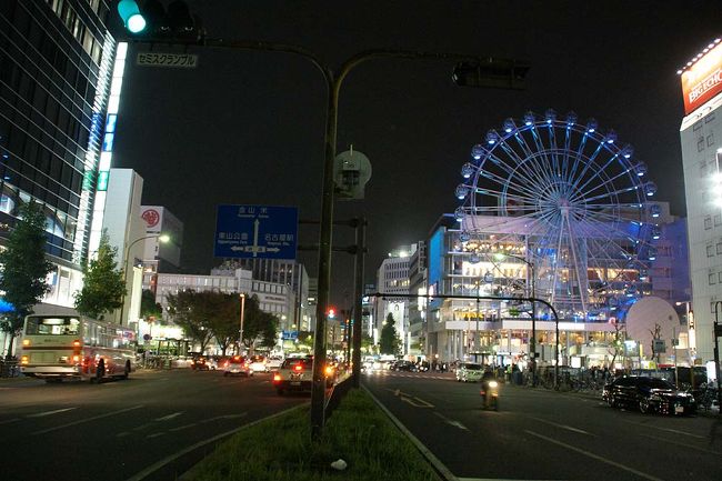 ●サンシャインサカエの観覧車＠錦通大津交差点付近<br /><br />観覧車が青く光っています。<br />とても都会な夜景です。<br />信号の下に“セミスクランブル”と表示があります。<br />この表現、なかなかないのではないでしょうか？？？<br /><br />