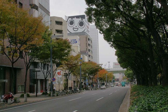 ●スガキヤの看板＠久屋大通沿い<br /><br />名古屋と言えば、スガキヤも忘れてはいけません。<br />丸い目玉の女の子が印象的です。<br />僕の周囲でも、スガキヤのラーメン、好きな人多いです。<br /><br />スガキヤHP<br />http://www.sugakico.co.jp/