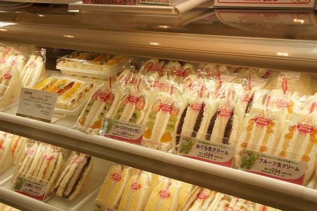 ●メルヘンのフルーツサンドイッチ＠JR名古屋高島屋<br /><br />フルーツサンドを探して、栄から名古屋駅まで来ました。<br />今まで、拒んでいましたが、遂に食する時が来ました。<br />沢山の種類のサンドイッチが並んでいます。<br />