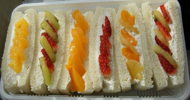 ●メルヘンのフルーツサンド<br /><br />大阪に向かう帰り道で食べてみました。<br />生クリームには、そんなに強くないので、酔ってしまうかな？？？とも思ったのですが、そんな事も無く、非常に美味しく頂きました。<br />これから僕の中では、名古屋の定番になりそうです。