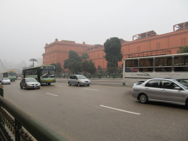 これが考古学博物館の前の通り。これを渡るのはなかなか大変です。<br />信号で車が止まることはないですから。