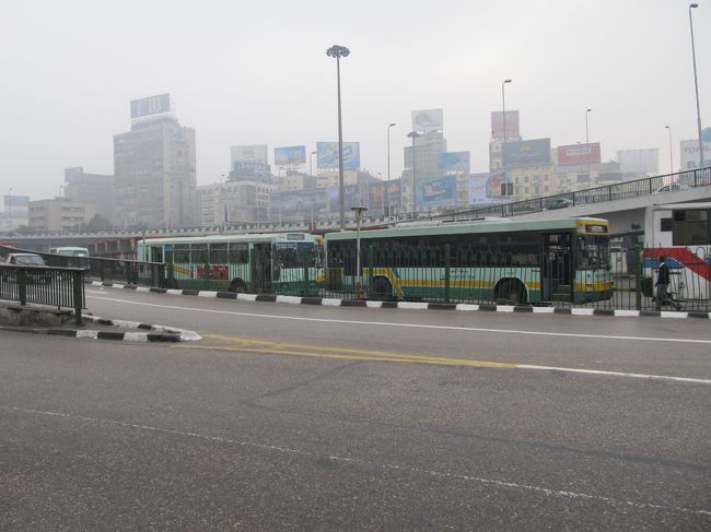 こちらがタフリール東のバス駅。ここから空港行きが出ます。<br />なお、ピラミッド行きバス357番はこのバス駅には止まりません。<br /><br />正確にいううと東駅と西駅の間に道路があり、そこのバス亭に止まるのです。<br />ですから東バス駅の外側（さくの外）にバス亭があります。番号を覚えていて<br />来たら手を挙げて合図をしないと乗れません。