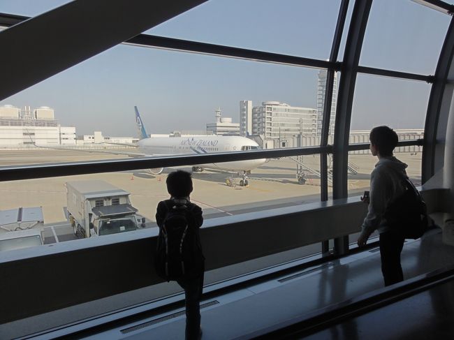 いよいよ出国です。<br /><br />出国ピークと聞いていたけど案外スムーズにチェックイン。<br /><br />ところが手荷物検査で長男のリュックにクレームが･･･隅っこに呼び出され「はさみ入っていませんか？」と聞かれてハッと気がつく。冬休みの宿題を飛行機でするため、リュックに詰めた学校用の筆箱。これにはさみが入ったままだったのです〜！私も出発のバタバタでそこまで目が届かなかった･･･もちろんはさみは即没収です。<br /><br />反省するとともに手荷物検査の精密さに関心。