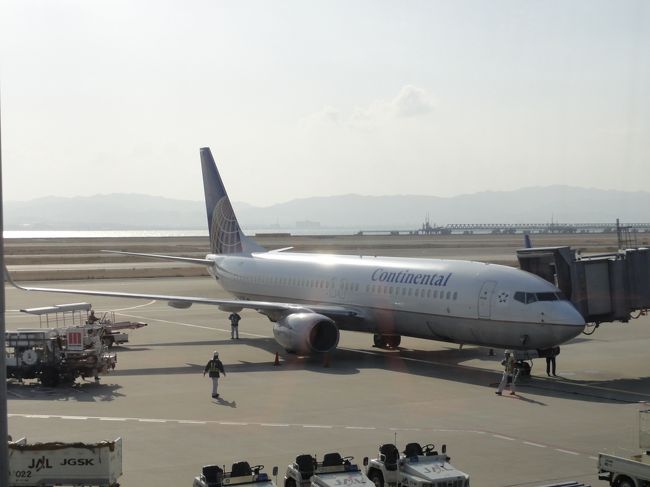 コンチネンタル航空CO978<br />AM11:00関西空港発<br /><br />ほぼ定時に離陸。<br />ボーイング737−800、座席は3-3というコンパクトサイズ。