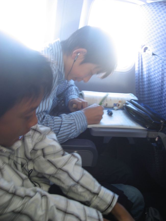 パーソナルモニターではなかったけど、座席のすぐ前にモニターがあったので映画が良く見れました。子供用のプログラムだったので次男は夢中。<br /><br />←丁度映画が終わってあくびしている所。<br /><br />結局最後まで映画の題名がわからず（笑）次男が言うには「月を奪いに来る悪者と戦う話」？？？おもしろかった様です。<br />中学生の長男は宿題。