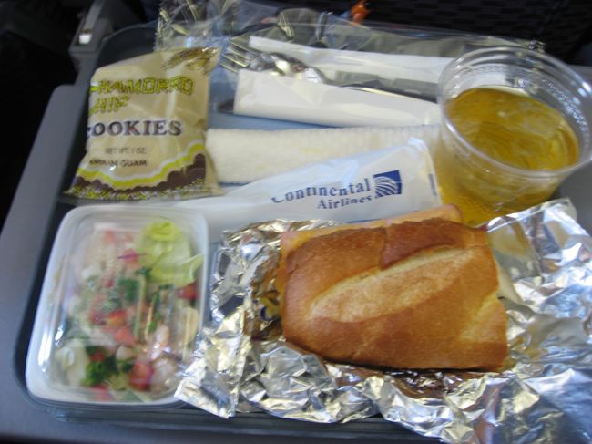 こちらは一般機内食。<br /><br />ホットハムチーズバケットサンド＆シーフードサラダ<br /><br />おまけのチャロモクッキーがおいしかった♪ばらまき用のお土産に大量買いしました。