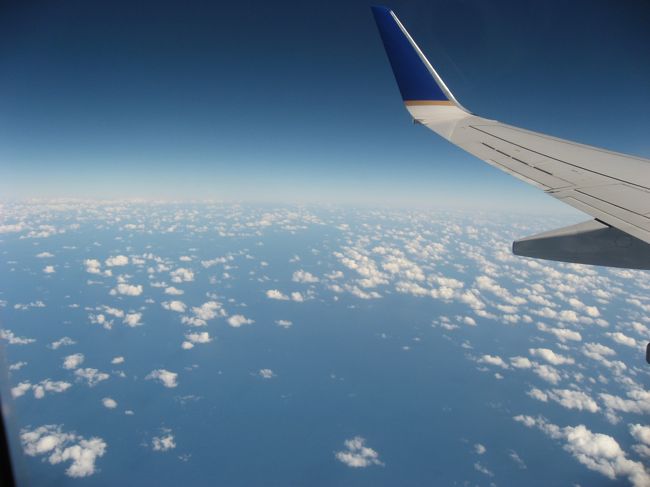 3時間半のフライトは安定した気流でほとんど揺れることなく順調にグアムへ。<br />きれいな空〜♪地球が丸いって実感できます。でもこの頃私は家族4人分の入国書類に格闘しておりました。<br /><br />この後着陸近くになって次男が耳が痛いと騒ぎ出す。高度の下がり方が急すぎたのかな？飛行機は3度目だしもう4年生だから大丈夫だろうと思っていたのに異様な騒ぎっぷりに焦る。やっぱり耳抜き代わりのあめは必需品でした。<br /><br />PM3:25（現地時間）グアム到着<br />