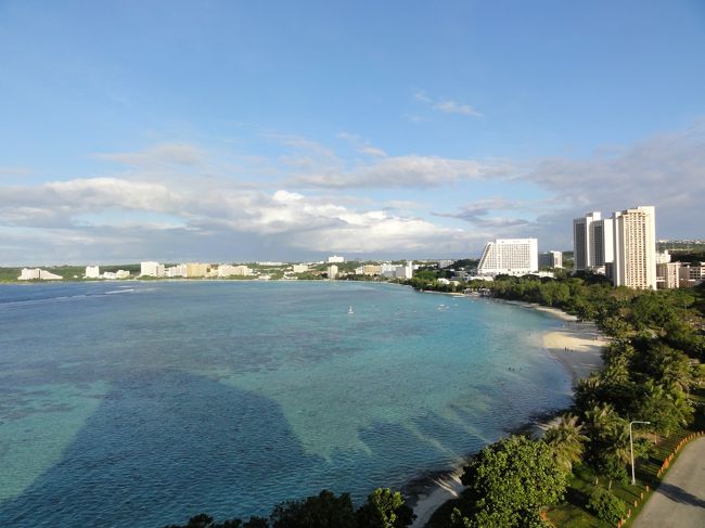 ツアーが手配してくれたバスで10分程度でホテル到着。今回の利用はヒルトン　グアム　リゾート＆スパ。<br /><br />フロントに着くと今回利用したＲ＆Ｃツアーズの係りの方が待っていて下さいました。ルームキーをもらい、簡単な説明を受けてすぐに部屋へ。<br /><br />プレミアタワー11階。リクエスト通りイパオビーチ側の1177&amp;1179のコネクティングルーム。ラナイからはタモン湾が一望できます。綺麗〜〜〜〜♪