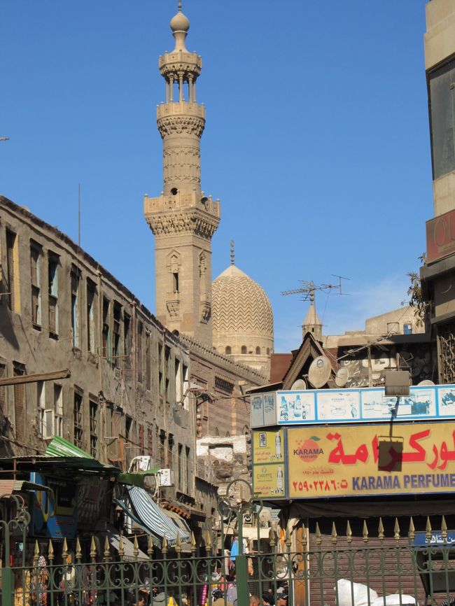 汚く、狭い、雑然とした商店街通り