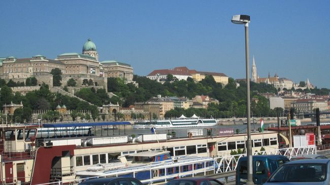 インターコンチネンタルホテルの前から眺めた「王宮の丘」