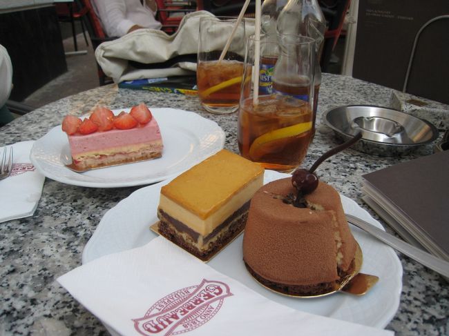 皇妃エリザベートも常連だったというカフェ”ジェルボー(Gerbeaud)”で美味しいケーキを頂く