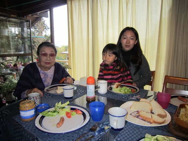 さくらちゃんは甘えて、えりちゃんの側を離れません。<br /><br />今日えりちゃん達みんなが、東京に帰るのでお山も寂し<br />く成りま〜す。（涙）