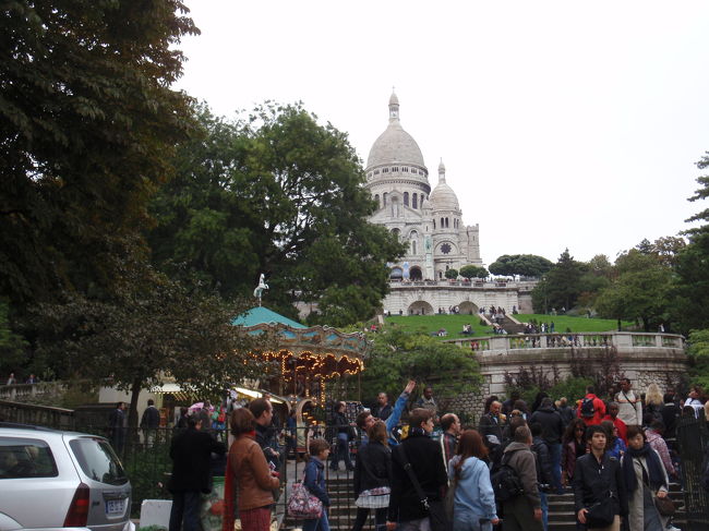 さてサクレクルー寺院の下です。ここの場所はちょっとセキュリティ高度を上げます。<br /><br />奥の方に見える黒人の物売りさんには気をつけましょう。<br /><br />腕をつかまれて強制的にミサンガを売りつけられます。私は交わしましたが友達は腕をつかまれました。話をしてもしょうがないので友達を引っ張り込んでその場をしのぎました。