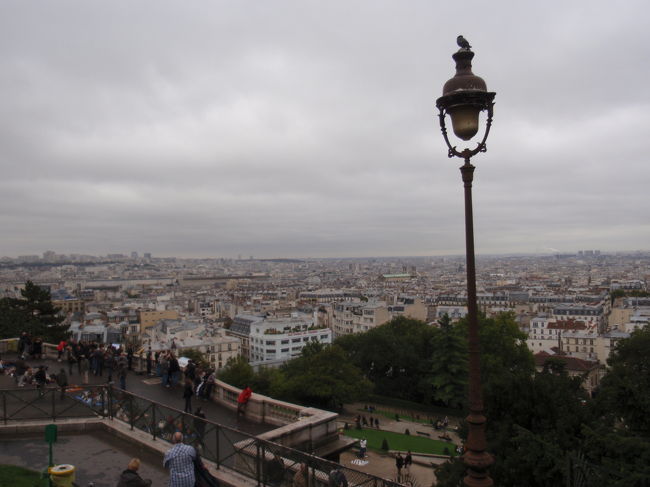 ここまで来るとそんなに大変なことはないですね。眺めが良いのですが、ちょっと曇っていますね。この眺めが私はパリで一番好きです。