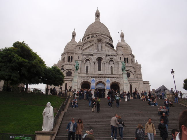 階段を上ってサクレクルー寺院へ。パントマイムの人がいますね。