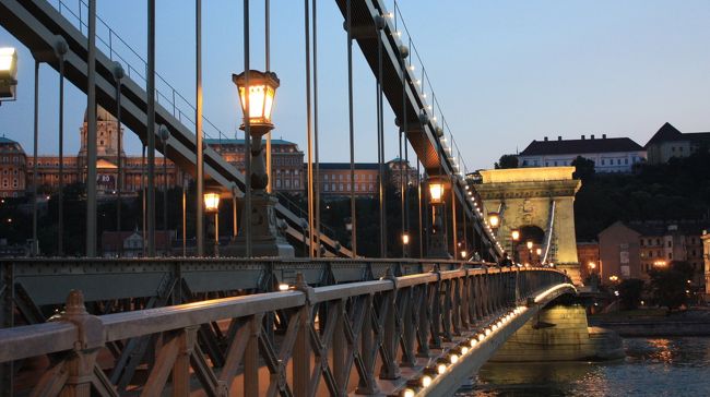 夕暮れが近づき、くさり橋もライトアップ