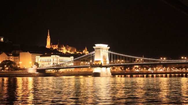 予定通り、10時に出発して、ドナウ川に架かる自由橋とマルギット橋間をゆっくり1時間掛けて遊覧。風が無かった為か船は余り揺れず、三脚を立てて素晴らしい夜景をビデオと、カメラで撮影出来た。夜景の撮影には三脚が必須です。