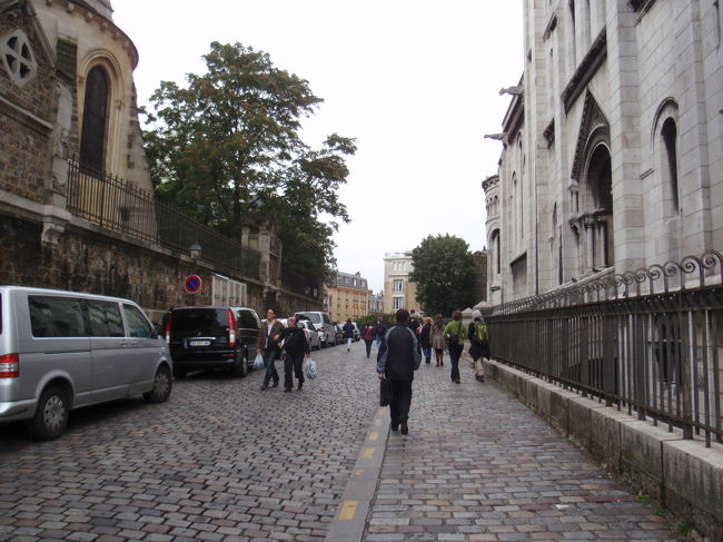 サクレクルー寺院のお参りを終えたら、モンマルトルの街へ。<br /><br />ここでも中東系のお兄さんに親しくジャパン！と声をかけられて、ハイタッチ。こんなところで声をかける奴はろくでもない奴が多いのでその後は無視。そうしたら次の日本人ターゲットにちょっかいを出していた。<br /><br />