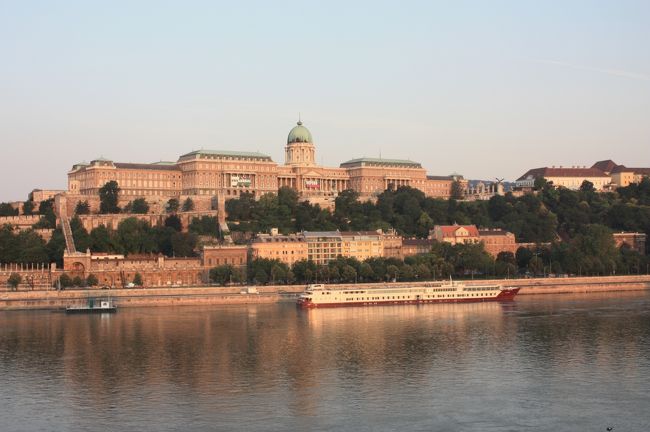 朝、朝焼けに映える「王宮の丘」を撮影するために、ホテルから鎖橋の周辺を散策<br />　朝日でピンク色に染められた教会や王宮も夜景とは違った、美しさを感じる。<br />